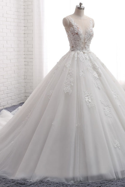 Ärmelloses langes Brautkleid mit Tüllschleppe und Spitzenapplikationen