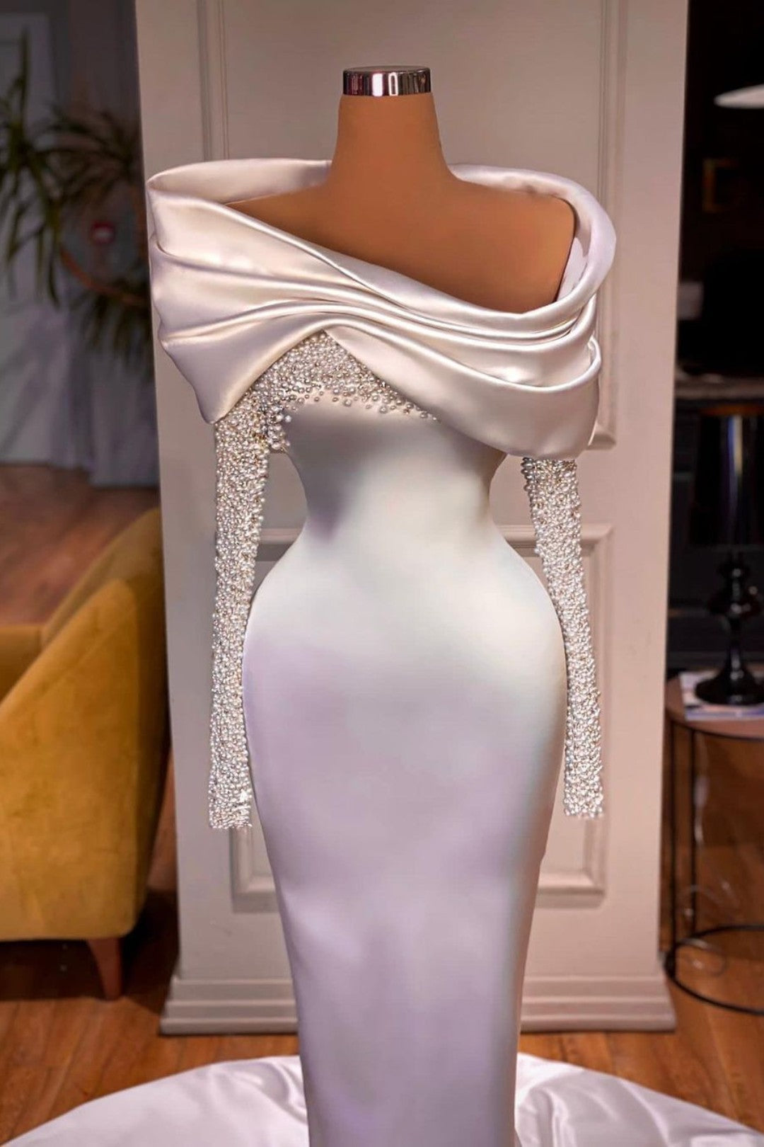 Elegantes weißes Abendkleid mit langen Meerjungfrauenärmeln und Perlenverzierung
