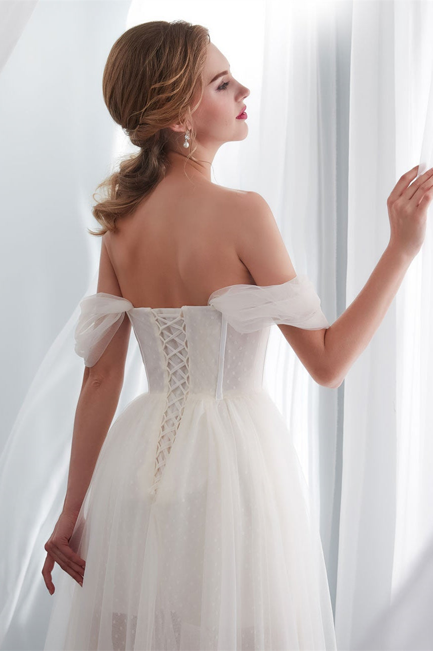 Schulterfreies, langes Brautkleid aus Tüll
