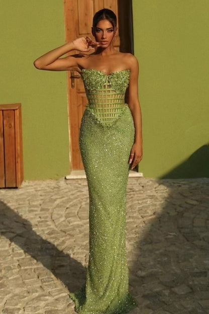 Grünes, schulterfreies, langes Meerjungfrau-Abschlussballkleid mit Perlenverzierung