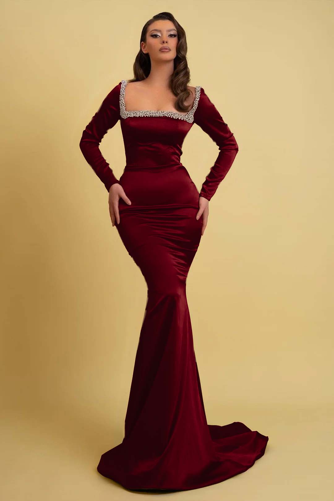 Burgunderrotes Ballkleid mit Charmeuse, langen Ärmeln, Meerjungfrau und Perlenverzierung