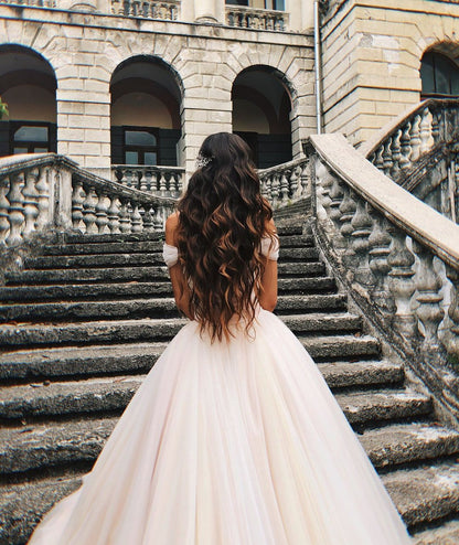 Schulterfreies, langes Brautkleid in A-Linie aus Tüll mit Kapellenschleppe