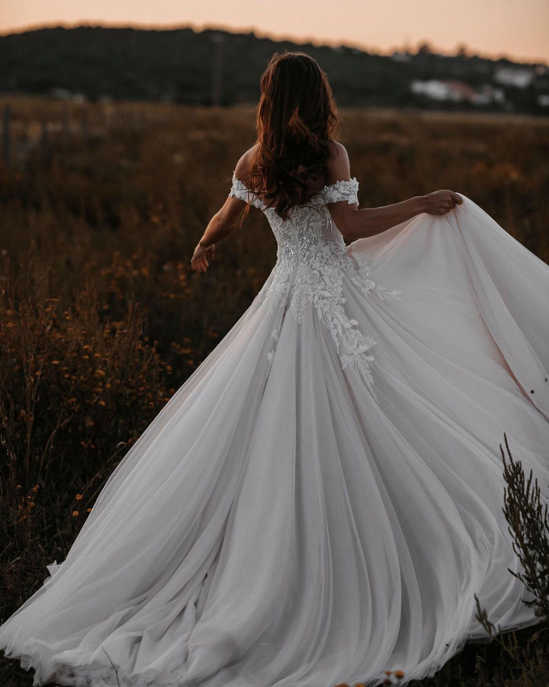 A-Linien-Brautkleid aus schulterfreiem Tüll mit Spitzenapplikationen