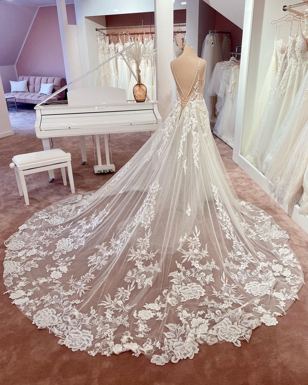Langes A-Linien-Brautkleid mit V-Ausschnitt, ärmellos, floraler Spitze und Tüll im Boho-Stil