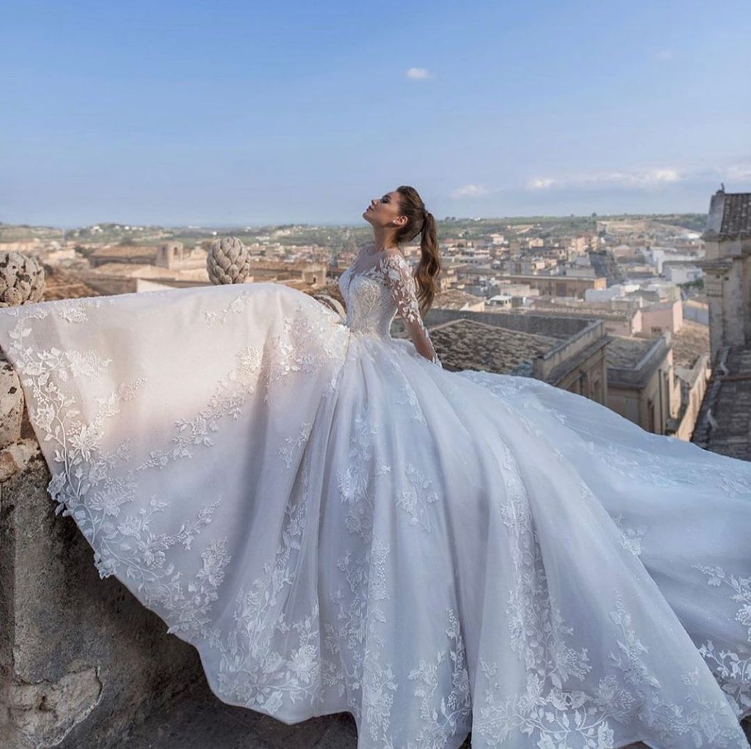 Schickes langes Prinzessin-Hochzeitskleid mit herzförmigen Ärmeln und Spitzenapplikationen