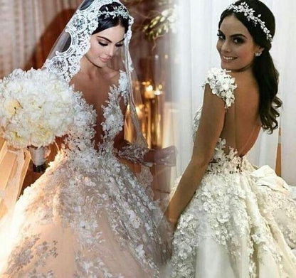 Bateau-Brautkleid mit langen Ärmeln, bodenlangem Design, Spitzenapplikationen und Rüschen
