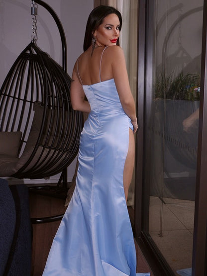 Ballkleid mit Spaghettiträgern und hohem Schlitz