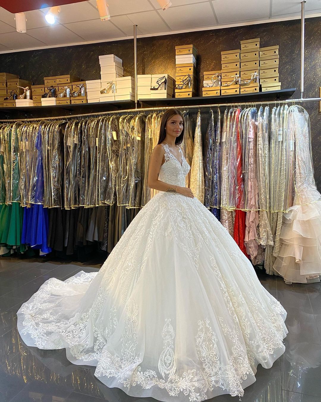 Wunderschönes Brautkleid aus Spitze mit rückenfreier Schleppe und V-Ausschnitt-Applikationen