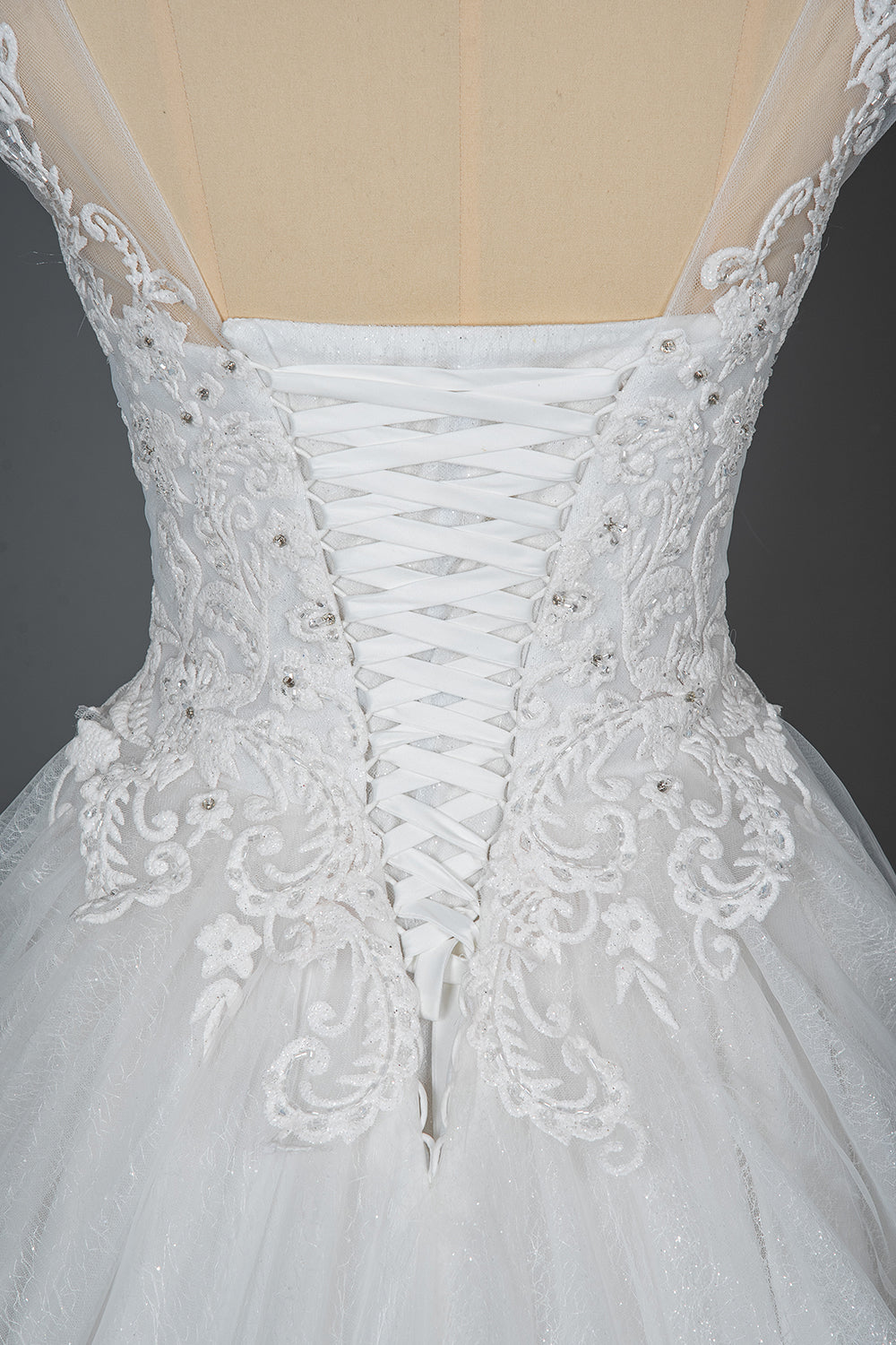 Elegantes Ballkleid-Hochzeitskleid aus transparentem Tüll mit Flügelärmeln, Spitze und V-Ausschnitt