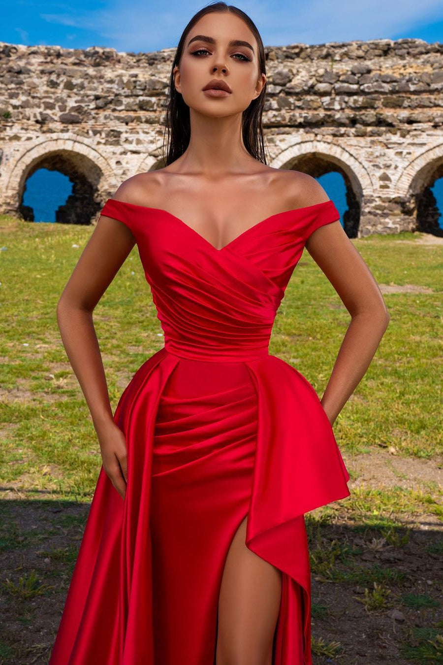 Rotes schulterfreies Meerjungfrau-Abschlussballkleid mit Schlitz