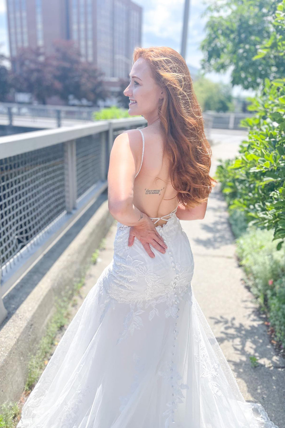 Brautkleid mit Spaghettiträgern und Tüll im Meerjungfrau-Stil mit offenem Rücken