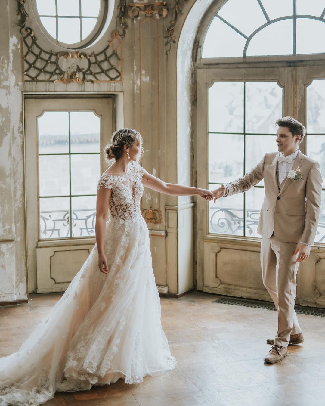 Langes Boho-Hochzeitskleid aus Tüll in A-Linie mit Spitzenapplikationen