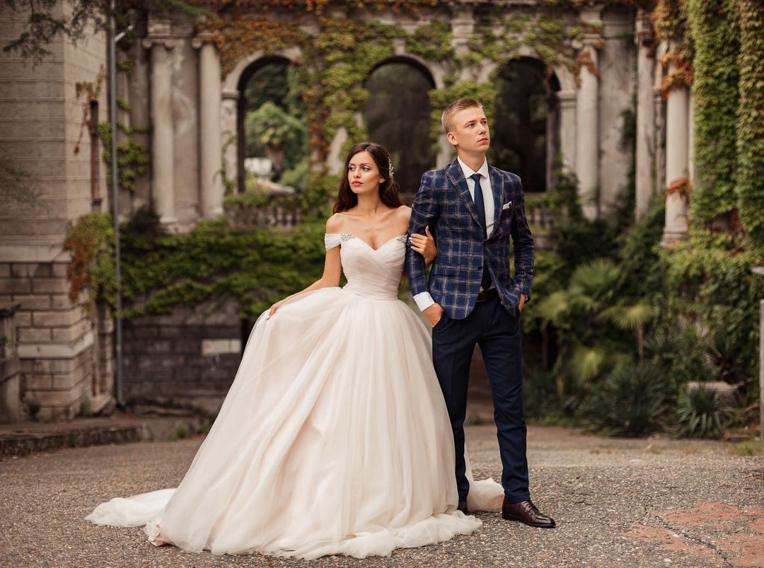 Schulterfreies, langes Brautkleid in A-Linie aus Tüll mit Kapellenschleppe