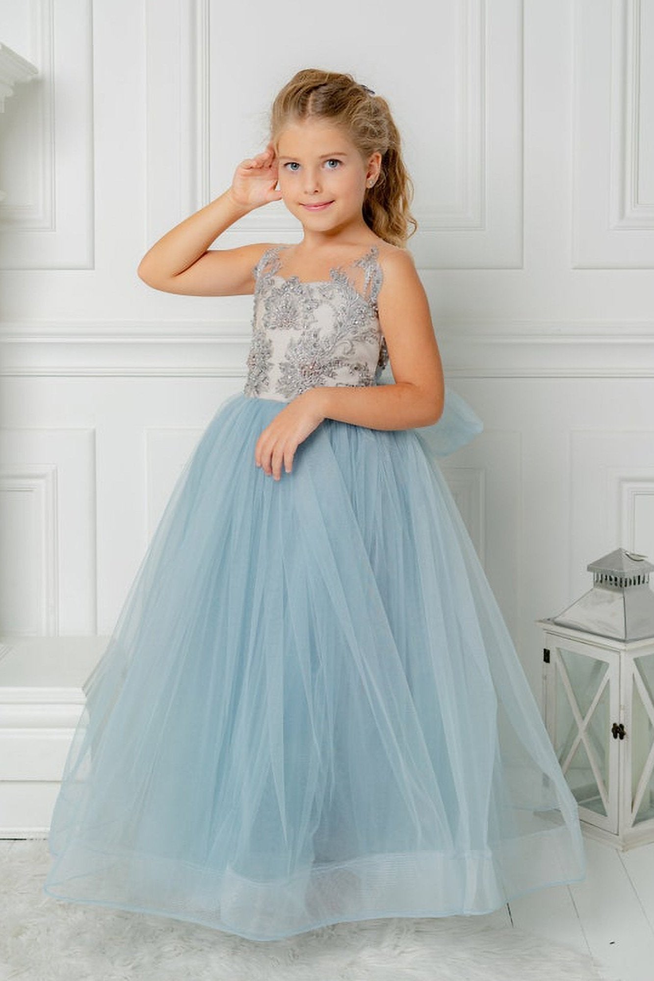 Suchen Sie Schlichte Blumenmädchenkleider Blau online bei babyonlinedress.de. Kinder Hochzeitskleider mit Spitze aus Tüll zur Hochzeit gehen.
