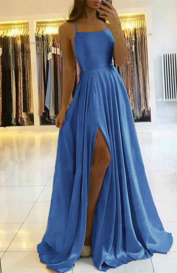 Salbeigrünes, langes, plissiertes Ballkleid mit Spaghettiträgern und Schlitz