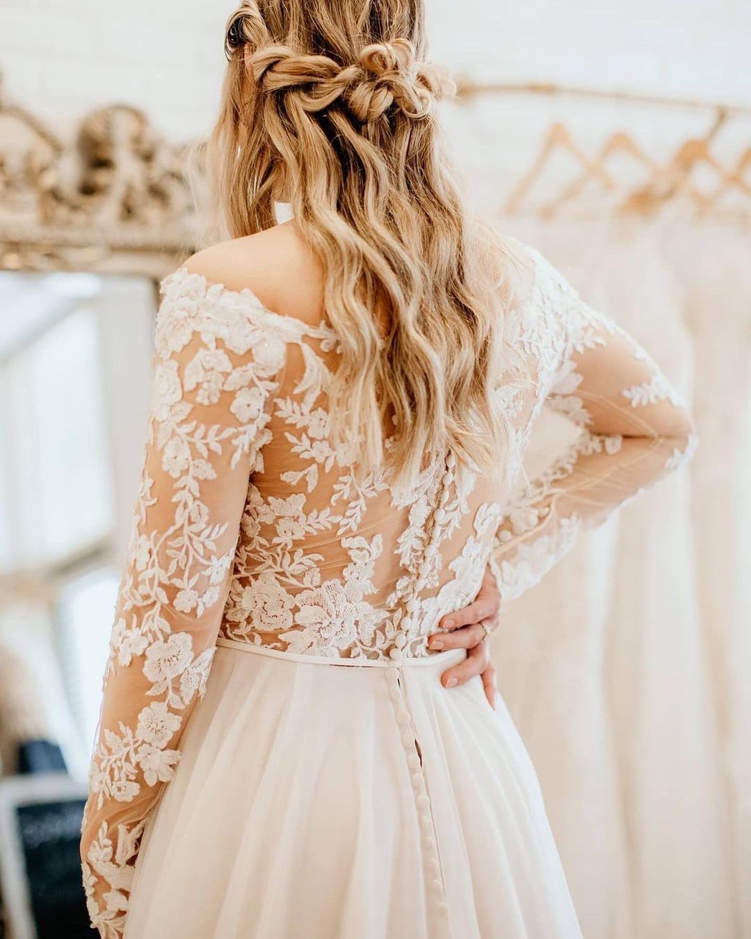 Schlichtes schulterfreies Tüll-Brautkleid in A-Linie mit langen Ärmeln und Spitze