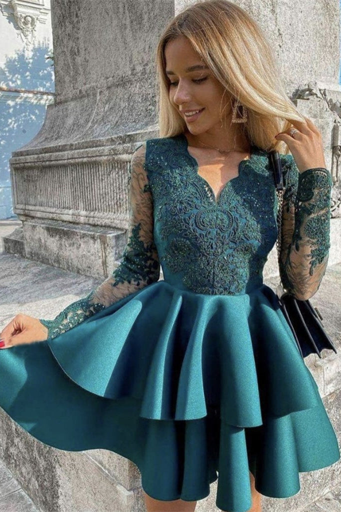 Kurzes Ballkleid mit langen Ärmeln und Applikationen