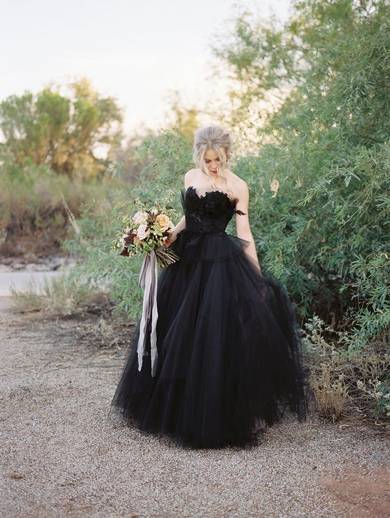 Klassisches schwarzes Brautkleid mit langem Herzausschnitt, offenem Rücken und Spitzentüll