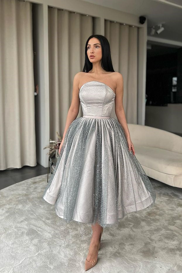 Silbernes, trägerloses, kurzes Ballkleid in A-Linie mit Pailletten