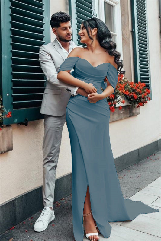 Schulterfreies Charmeuse-Brautkleid mit Schlitz