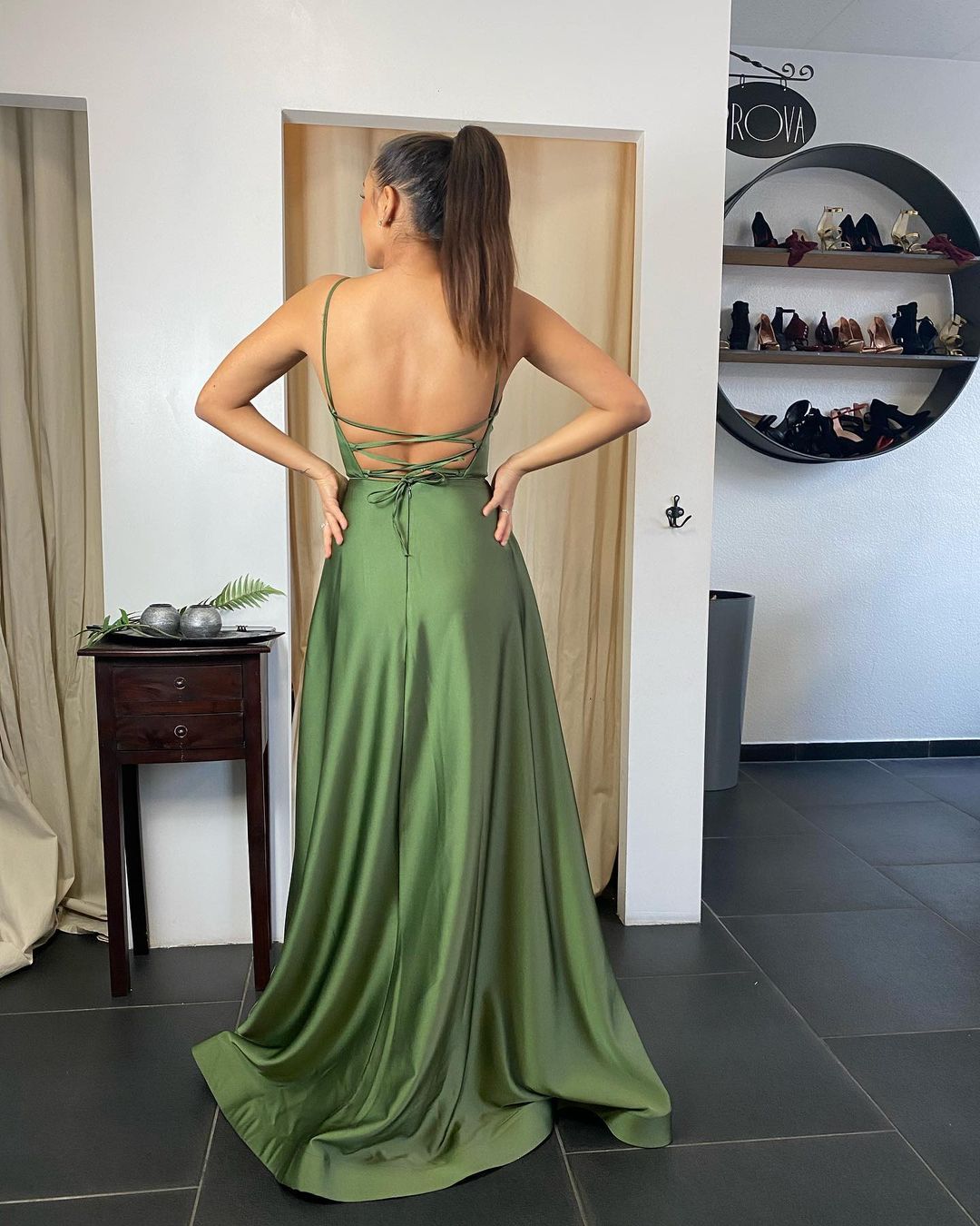 Langes Ballkleid mit Spaghettiträgern und Tasche