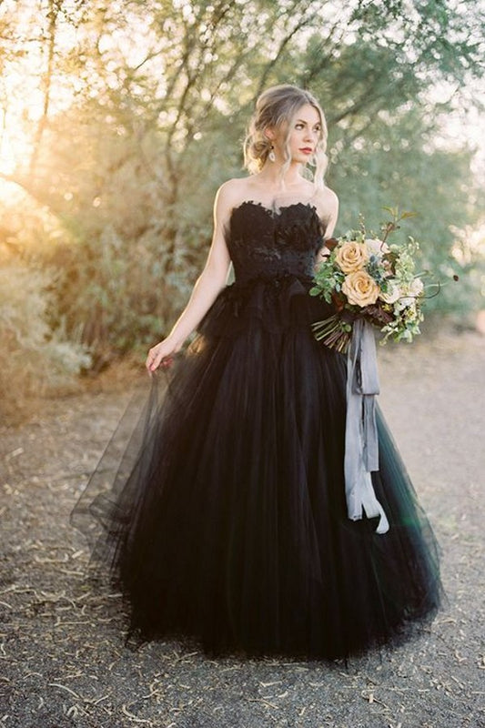 Klassisches schwarzes Brautkleid mit langem Herzausschnitt, offenem Rücken und Spitzentüll