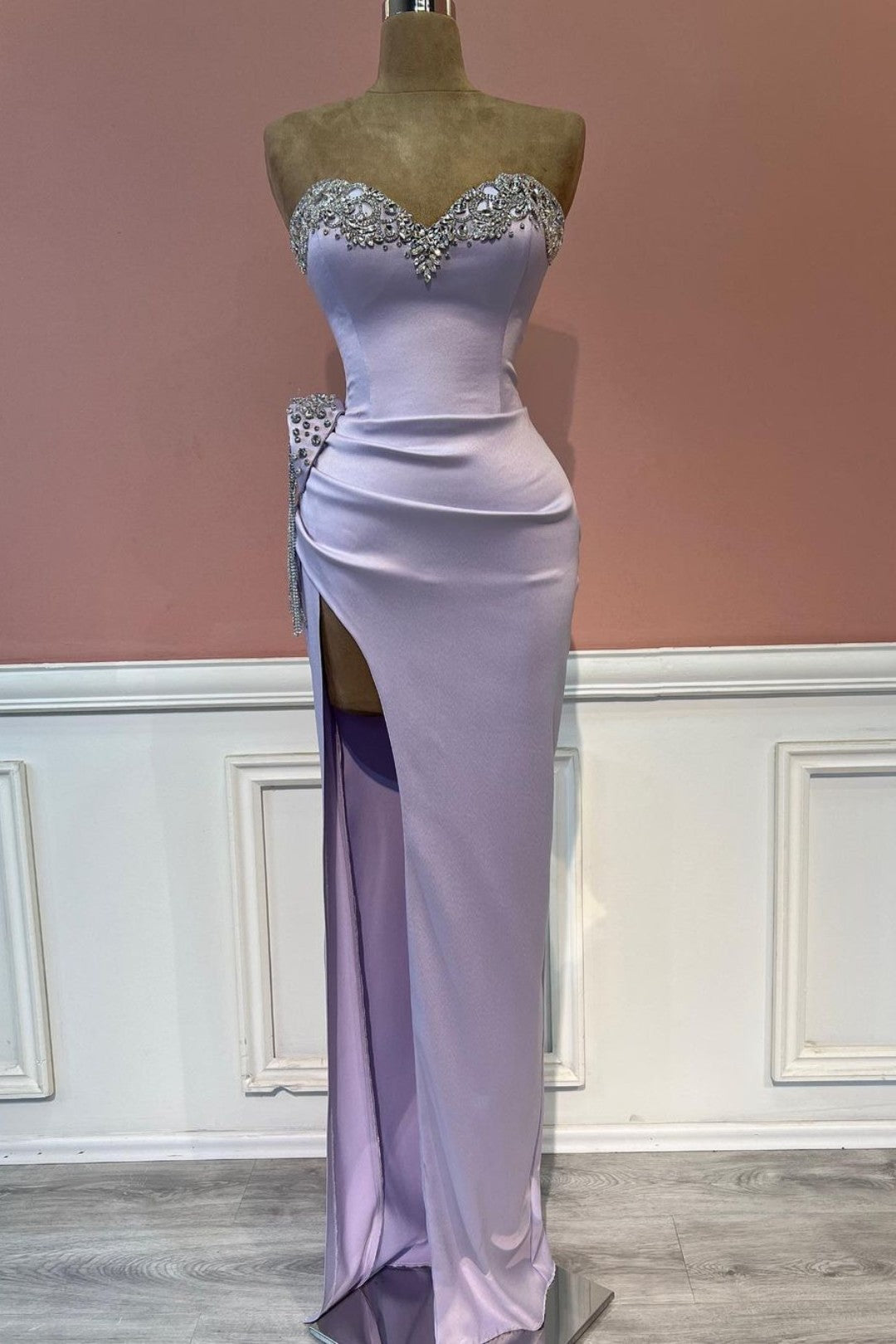 Elegantes lila Ballkleid mit herzförmigen Perlen und Seitenschlitz