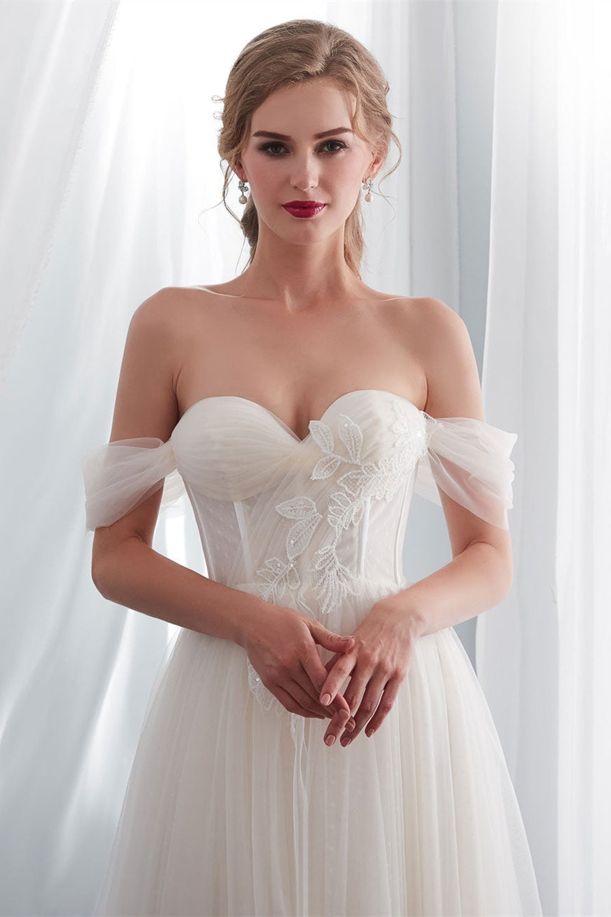 Schulterfreies, langes Brautkleid aus Tüll