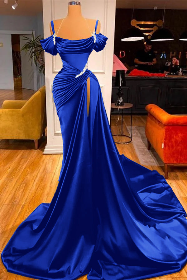 Dunkelgrünes, schulterfreies Ballkleid mit langem Schlitz