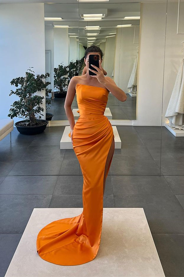 Ärmelloses, trägerloses, langes Abendkleid im Meerjungfrau-Stil mit Schlitz