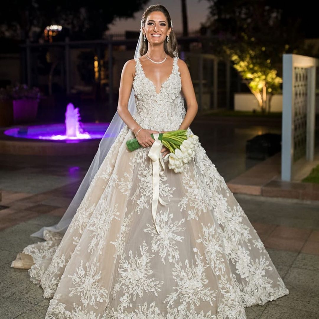 Glamouröses langes A-Linien-Brautkleid mit Blumenmuster und Spitze mit V-Ausschnitt