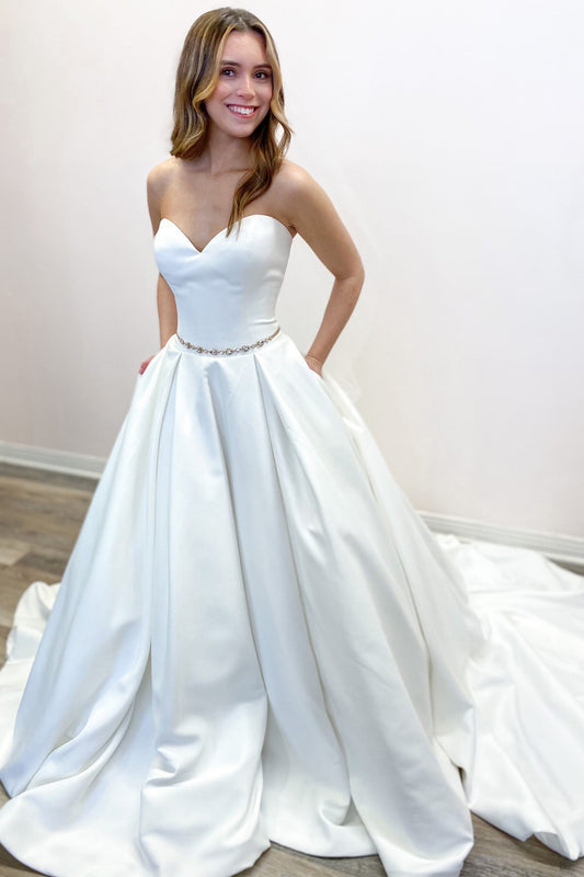 Herzförmiges, rückenfreies, gerafftes Brautkleid in A-Linie mit Taschen