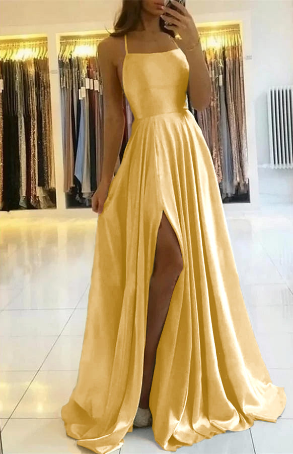 Salbeigrünes, langes, plissiertes Ballkleid mit Spaghettiträgern und Schlitz