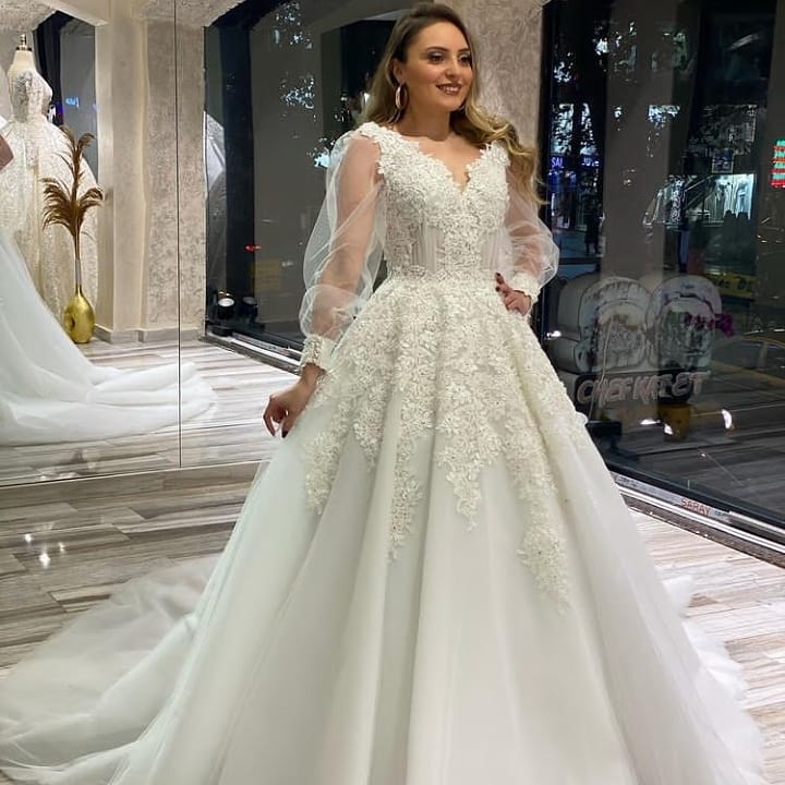 Einzigartiges A-Linien-Brautkleid mit V-Ausschnitt, Applikationen, Spitze und Tüll und bauschigen langen Ärmeln