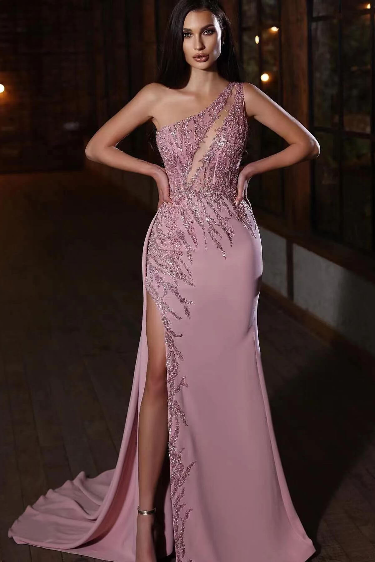 Elegantes Ballkleid mit One-Shoulder-Applikation und Meerjungfrau-Split