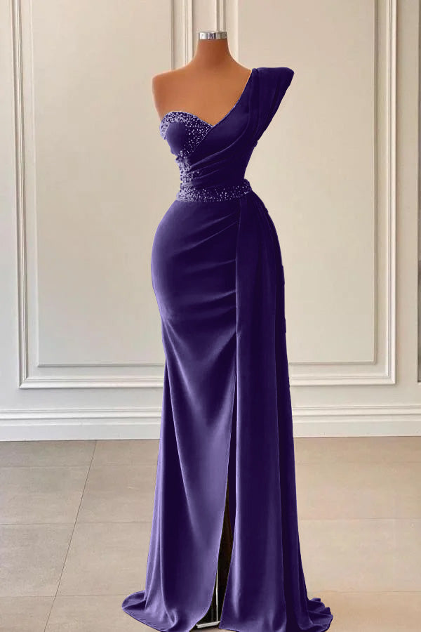 Salbeifarbenes One-Shoulder-Schlitz-Meerjungfrau-Abschlussballkleid mit Perlen