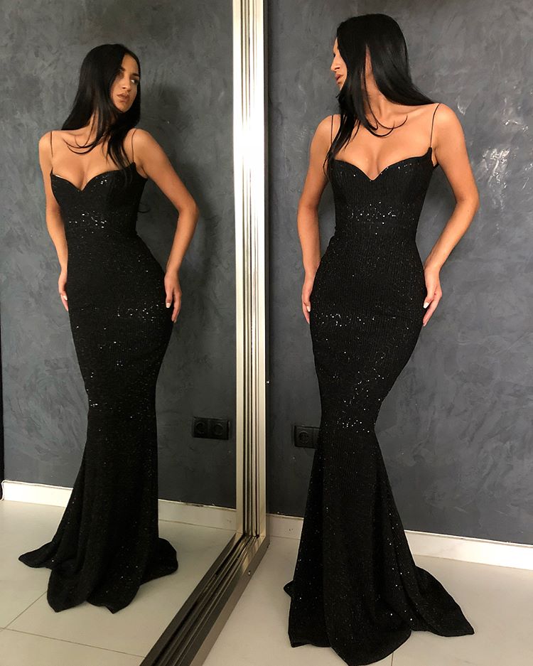 Elegantes schwarzes Meerjungfrau-Abschlussballkleid mit Spaghettiträgern und Pailletten