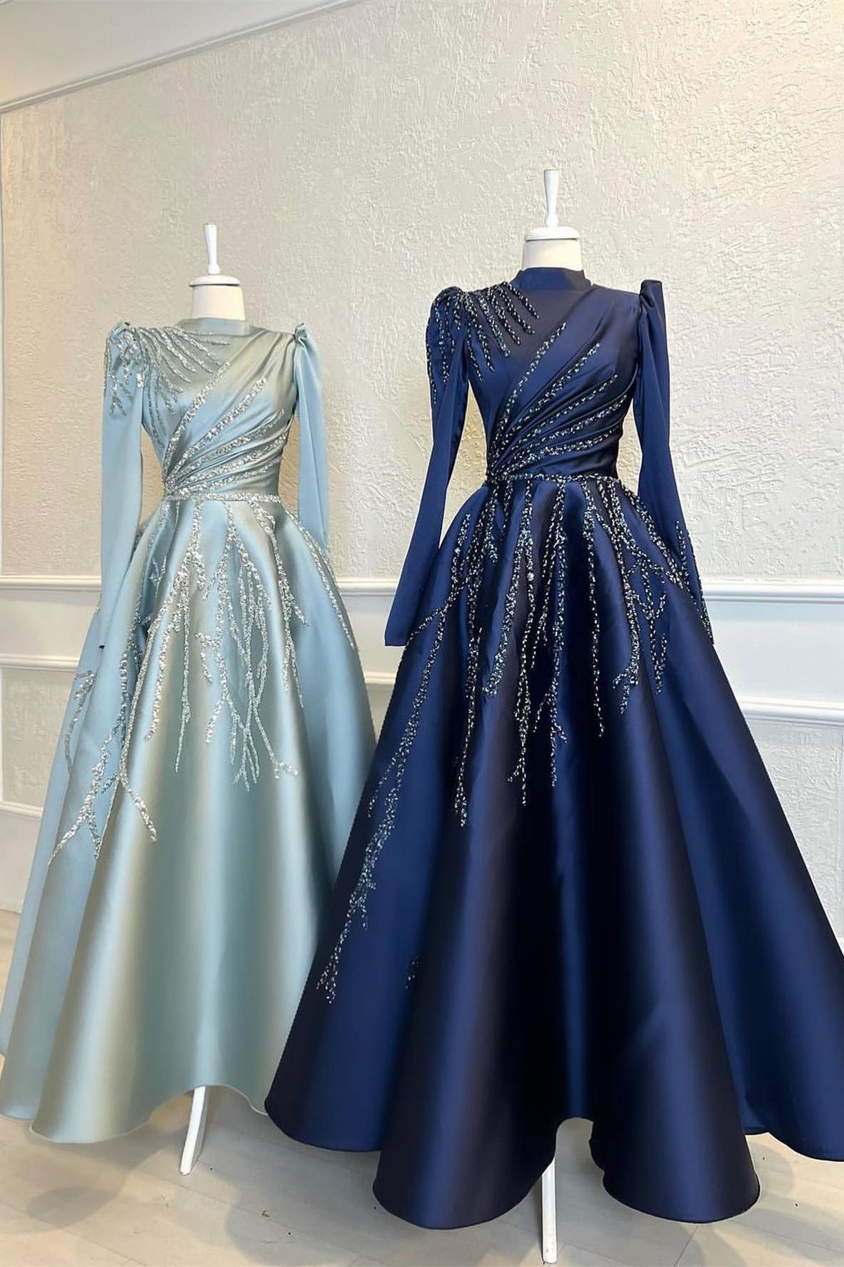 A-Linie-Abschlussballkleid mit hohem Kragen, langen Ärmeln, Perlen und plissierten Applikationen