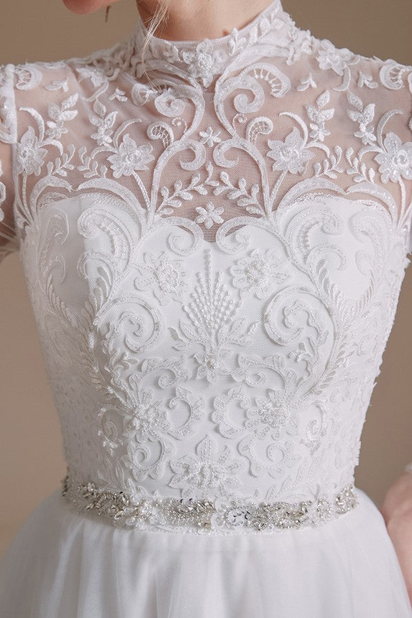 Schlichtes Brautkleid in A-Linie mit Stehkragen und langen Ärmeln aus Tüll