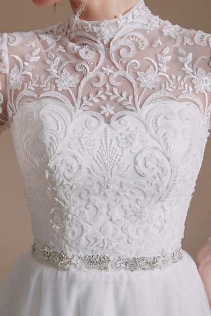 Schlichtes Brautkleid in A-Linie mit Stehkragen und langen Ärmeln aus Tüll
