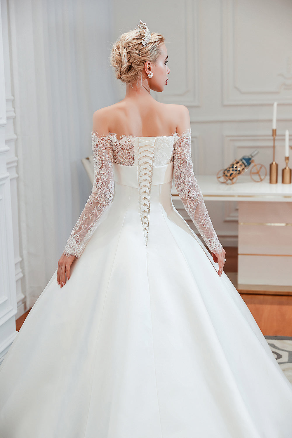 Atemberaubendes, schulterfreies, langärmliges A-Linie-Brautkleid aus Satin mit Spitze