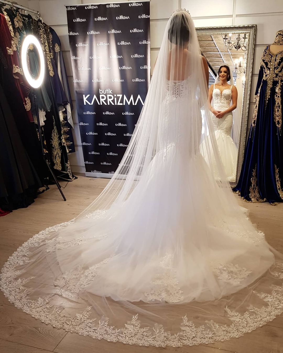 Langes Meerjungfrau-Brautkleid aus Tüll mit Spaghettiträgern und Spitzenapplikationen