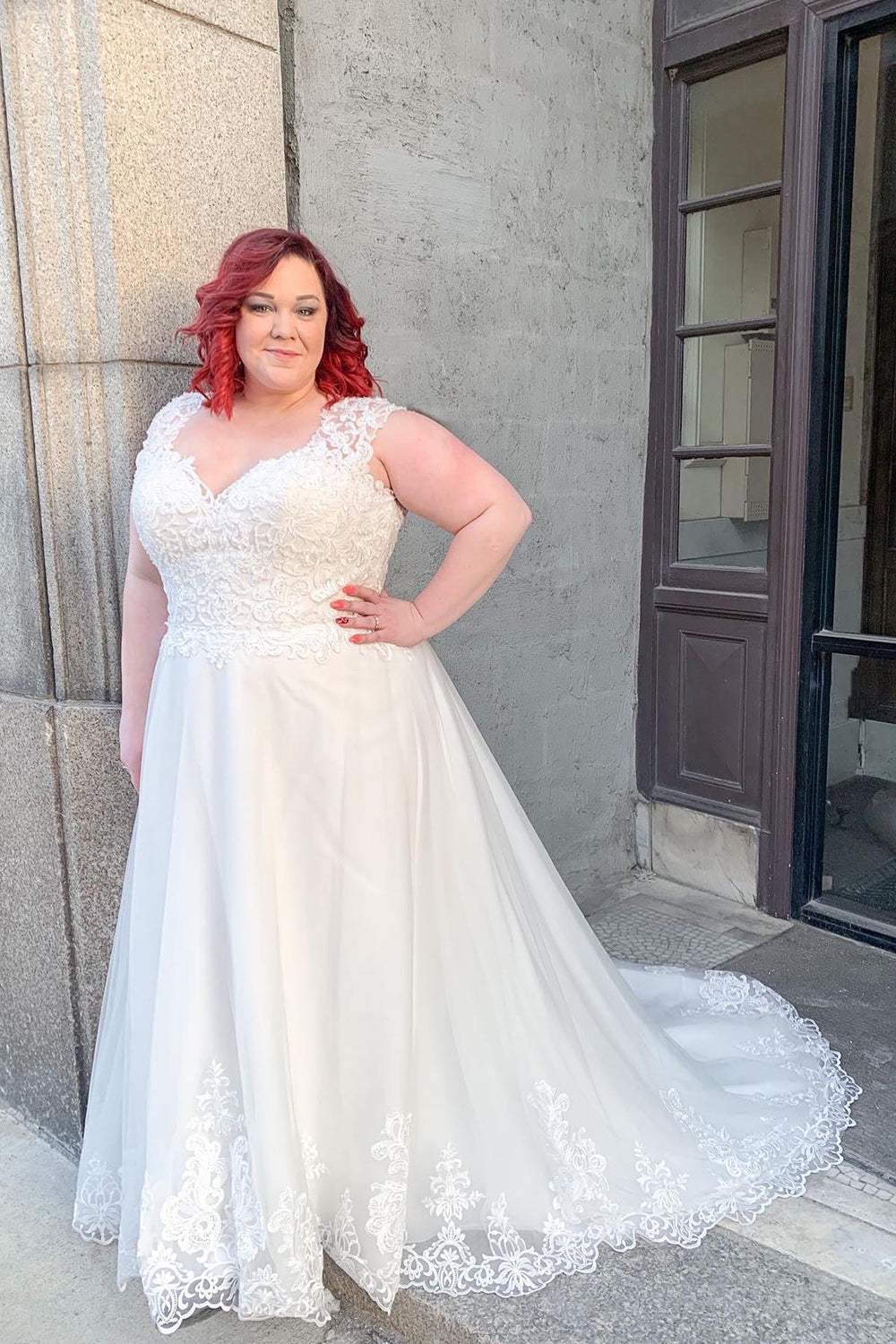 Bezauberndes A-Linien-Brautkleid mit breiten Trägern, V-Ausschnitt und Spitzenapplikationen