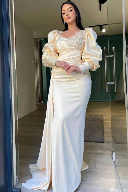 Elegantes weißes Abendkleid mit langen Ärmeln und Perlenschlitz