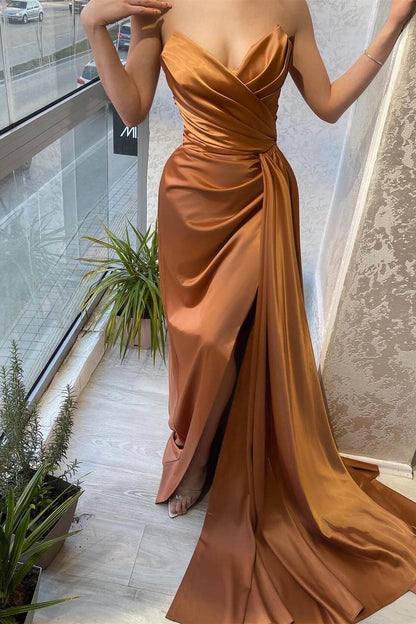 Braunes, ärmelloses Abendkleid mit V-Ausschnitt und Rüschen