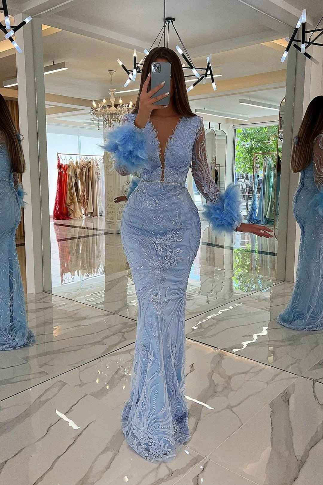 Babyblaues Ballkleid mit V-Ausschnitt, Pailletten und Federapplikationen