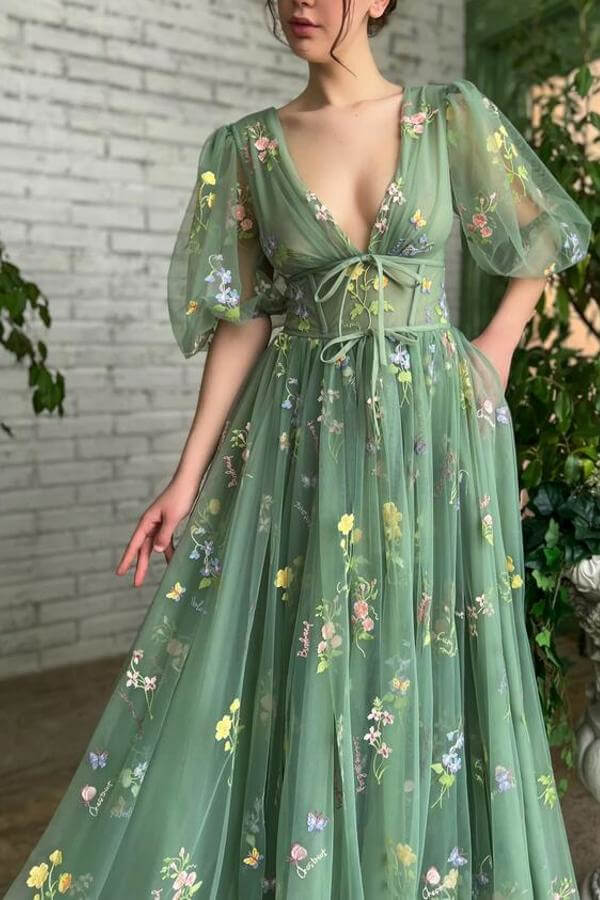Wunderschönes Abendkleid mit tiefem V-Ausschnitt und halben Ärmeln aus Tüll mit Blumenstickerei