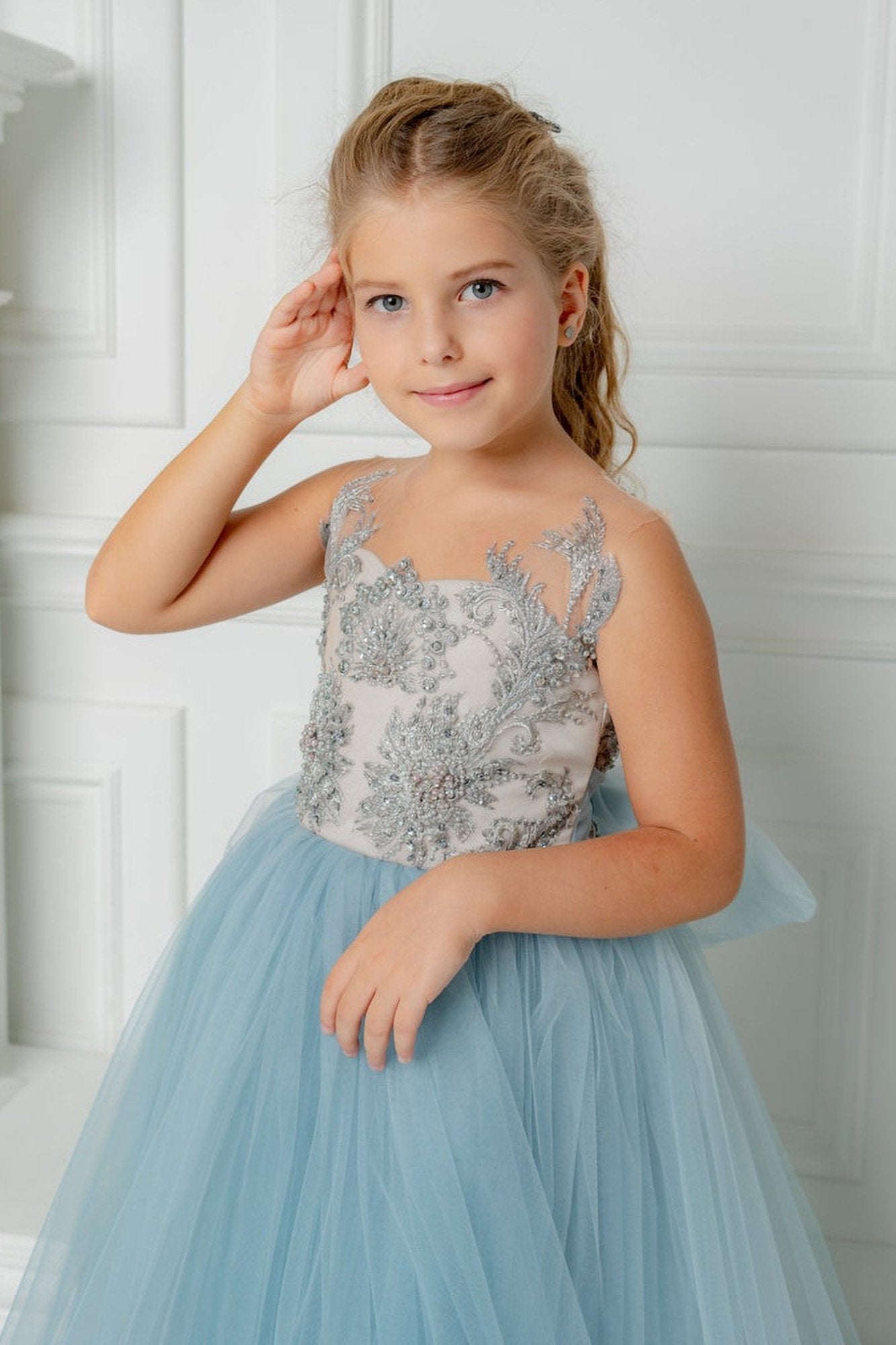 Suchen Sie Schlichte Blumenmädchenkleider Blau online bei babyonlinedress.de. Kinder Hochzeitskleider mit Spitze aus Tüll zur Hochzeit gehen.
