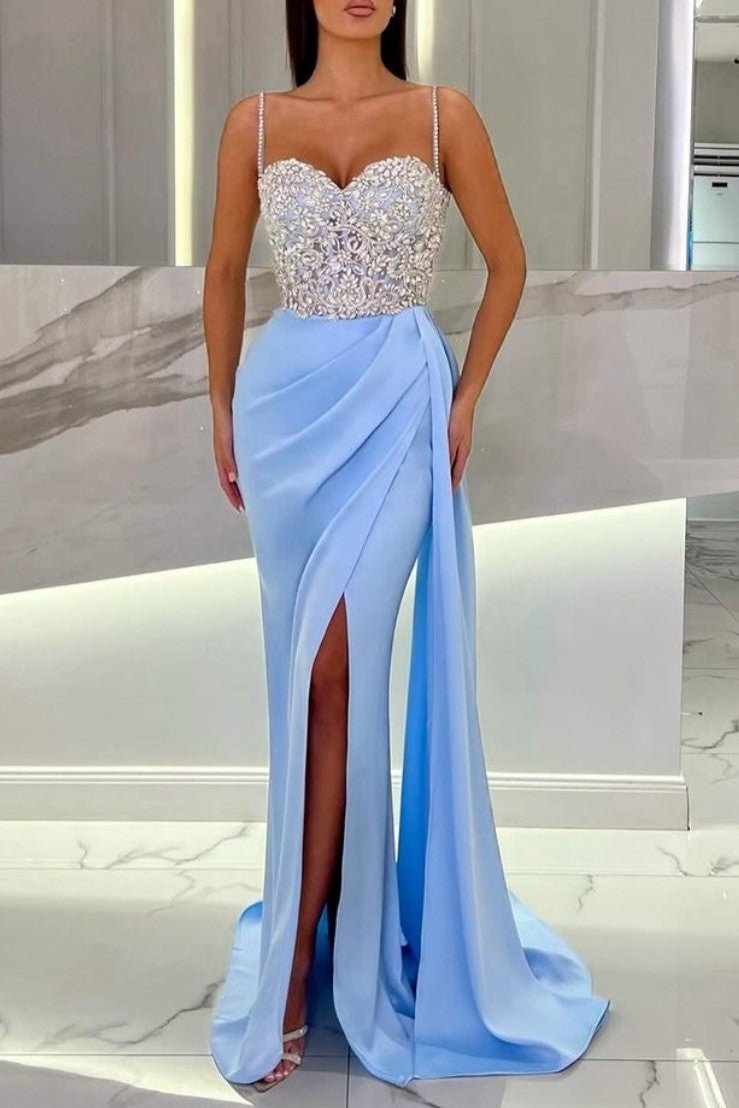Babyblaues Ballkleid mit herzförmigen Applikationen mit Spaghettiträgern und hohem Schlitz