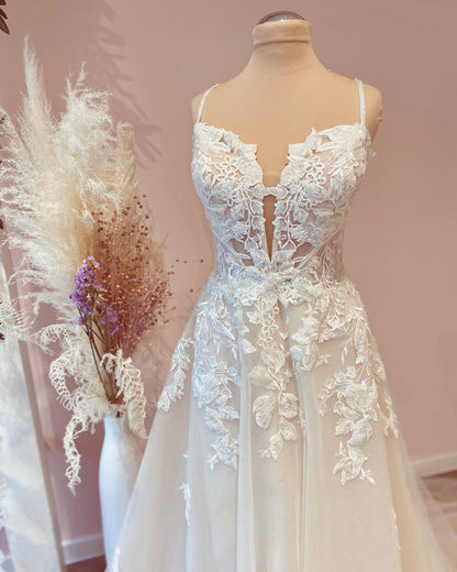 A-Linien-Brautkleid aus Tüll mit Spaghettiträgern und Spitzenapplikationen